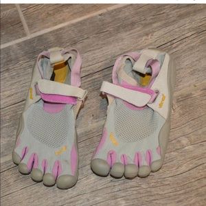 vibram 6 or 6.5 Five fingers shoes running in gray and purple